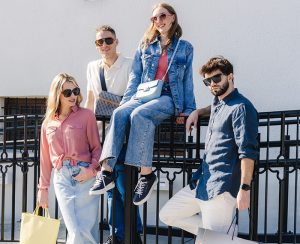 grupka przyjaciół modnie ubrana siedząca na