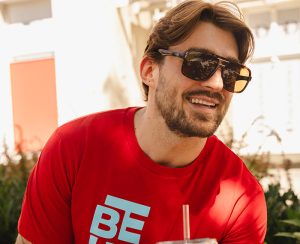 mężczyzna w przeciwsłonecznych okularach i czerwonym tshircie