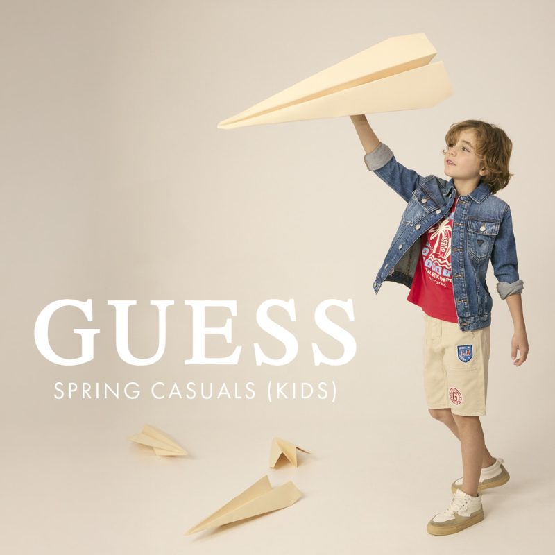 Dziecko w stylizacji GUESS Kids wiosenna kolekcja